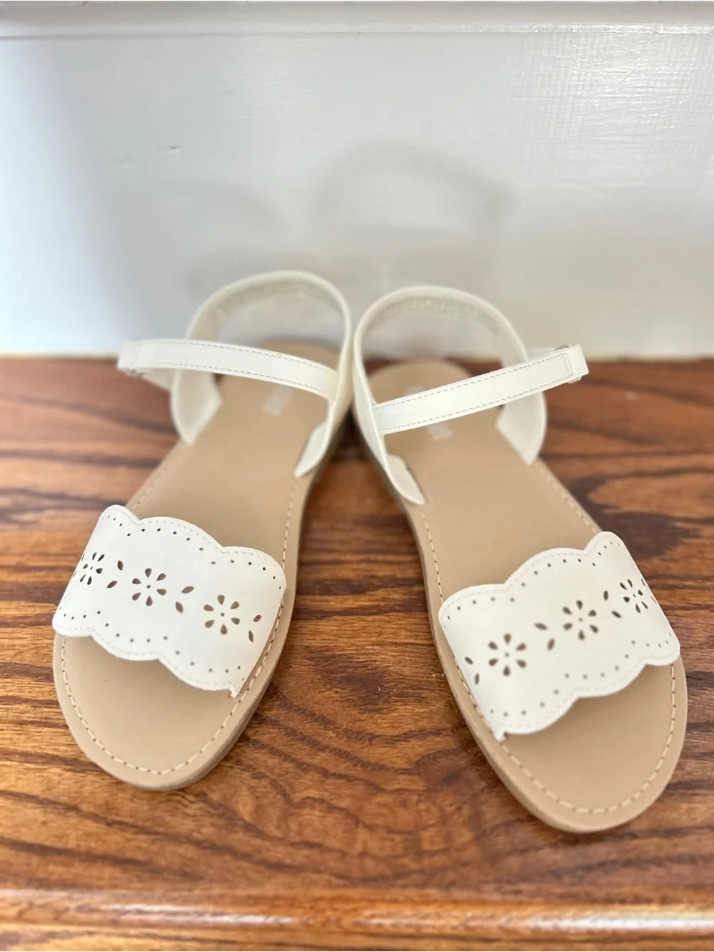 NEW!!!Gymboree Cream Scalloped Laser-Cut Kids Sandals